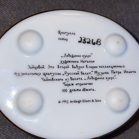 Vintage Ardleigh Elliott & Sons Porcelain Trinket music box. - Picture 3 of 10